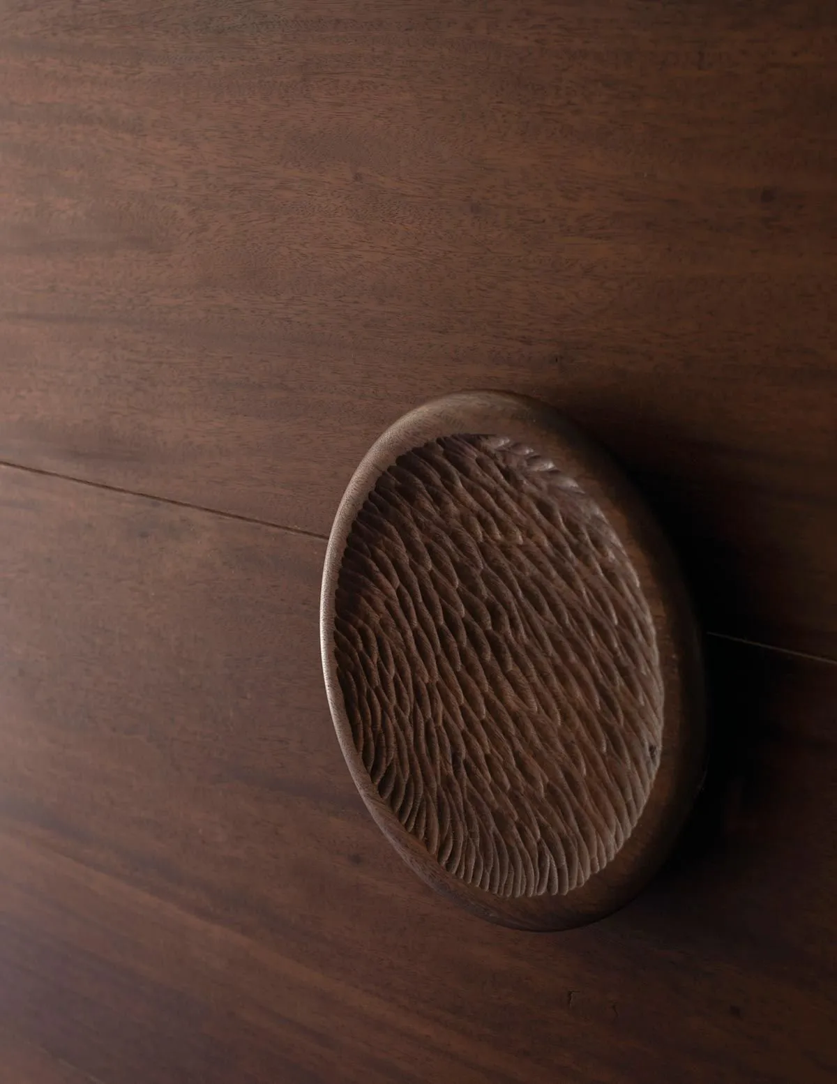 Poignée de porte sculptée à la main dans le bois